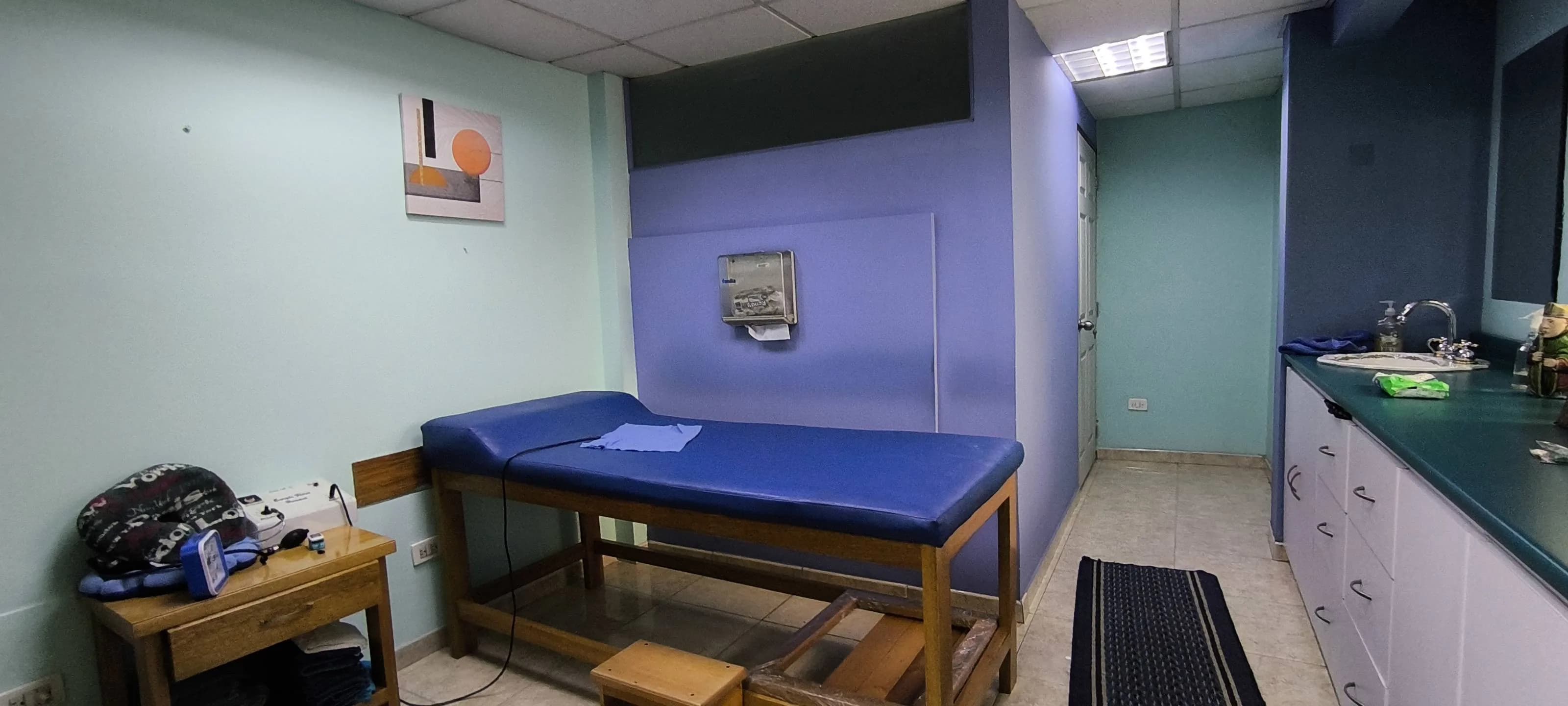 Sala de tratamiento con camilla y equipo de electroterapia – Dr. Rafael Cortés